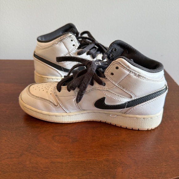 Kid's Jordan 1 Mid Size 5 - Picture 7 of 10
